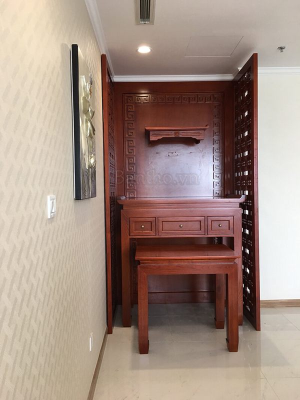 Với không gian diện tích nhỏ, gia chủ nên sử dụng mẫu bàn thờ gỗ hiện đại nhỏ gọn đường nét hoa văn đơn giản nhưng vẫn giữ được vẻ đẹp truyền thống