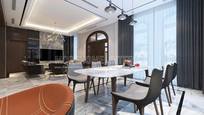 Nội thất phòng ăn được thiết kế linh hoạt và ấn tượng, với phần tường gạch được thay thế bằng vách kính cường lực để tận dụng được ánh sáng tự nhiên từ bên ngoài tối đa.